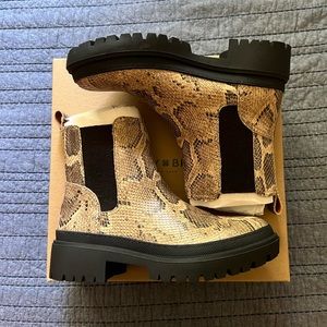brand new lucky brand snakeskin lug sole boots